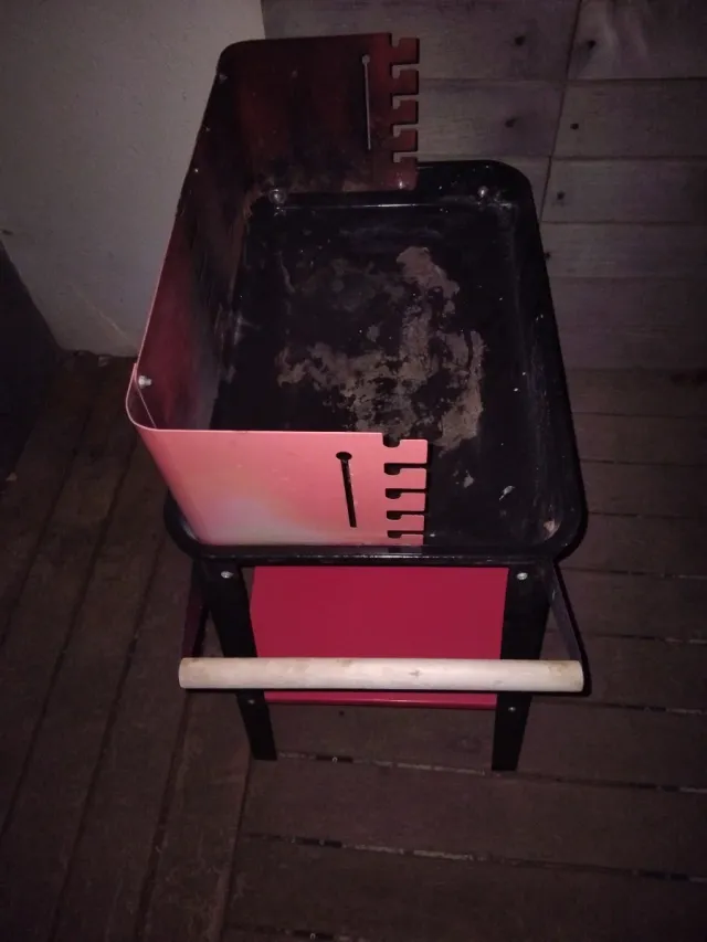 Barbacoa metálica negra y roja