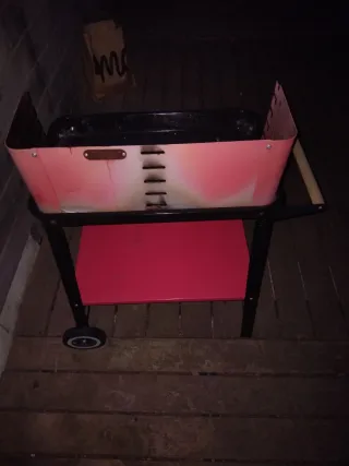 Barbacoa metálica negra y roja