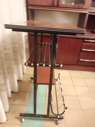 Mesa auxiliar con ruedas