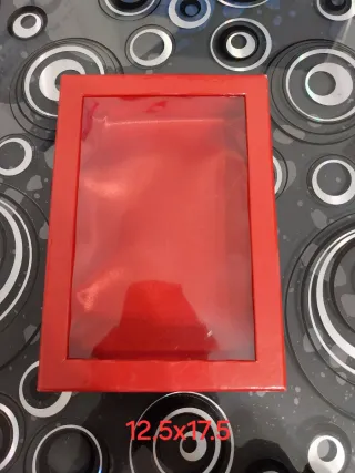 Scatola regalo rossa con finestra trasparente