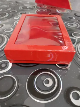 Scatola regalo rossa con finestra trasparente