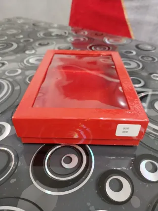 Scatola regalo rossa con finestra trasparente