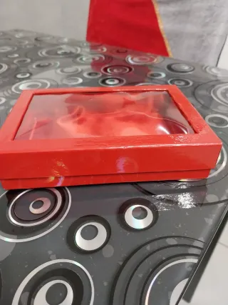Scatola regalo rossa con finestra trasparente