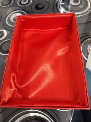 Scatola regalo rossa con finestra trasparente