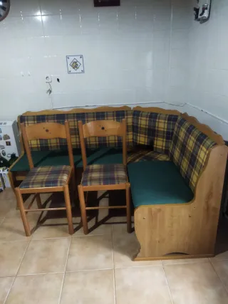 Banco de cocina y 2 sillas