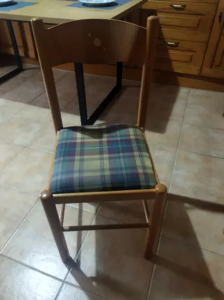 Banco de cocina y 2 sillas