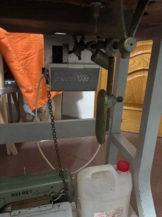 Máquina de coser Refrey 430 con mesa