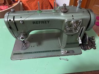 Máquina de coser Refrey 430 con mesa