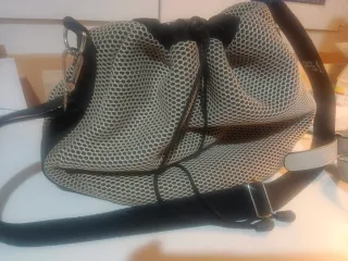 Bolso bandolera y hombro beige y negro forma saco.