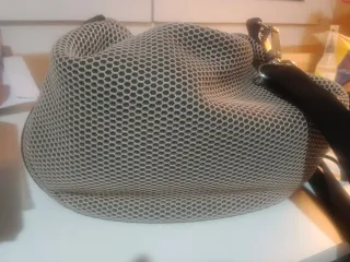 Bolso bandolera y hombro beige y negro forma saco.