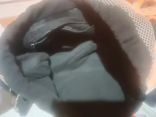 Bolso bandolera y hombro beige y negro forma saco.