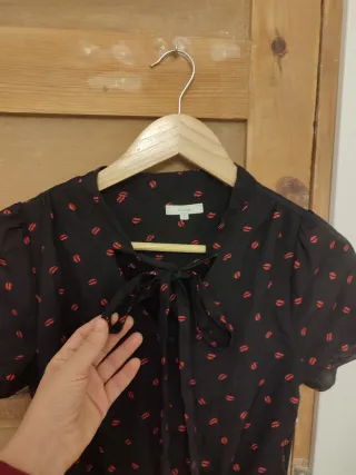 Vestido Kling negro con estampado de labios rojos