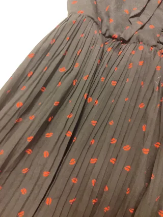 Vestido Kling negro con estampado de labios rojos