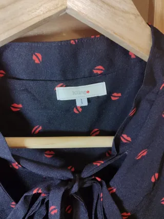 Vestido Kling negro con estampado de labios rojos