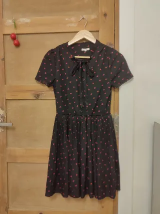 Vestido Kling negro con estampado de labios rojos