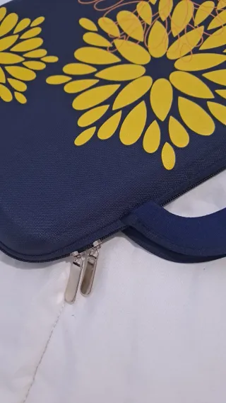 Funda portátil azul con flores