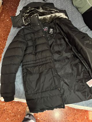 Abrigo plumífero negro con capucha