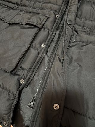 Abrigo plumífero negro con capucha