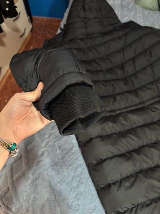 Abrigo plumífero negro con capucha