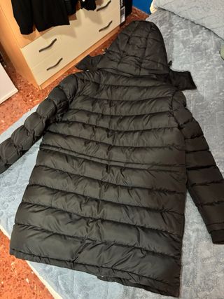 Abrigo plumífero negro con capucha