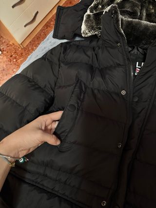 Abrigo plumífero negro con capucha
