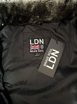 Abrigo plumífero negro con capucha