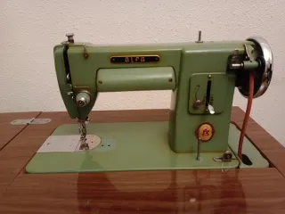 Máquina de coser Alfa vintage con mueble