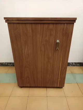 Máquina de coser Alfa vintage con mueble