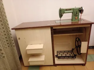 Máquina de coser Alfa vintage con mueble