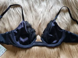 Sujetador negro satén y encaje 85B Oysho