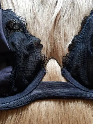 Sujetador negro satén y encaje 85B Oysho