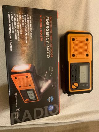 Radio de emergencia naranja y negra