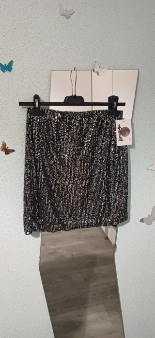 Falda de lentejuelas negra y plateada