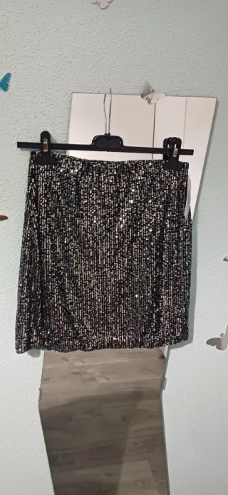 Falda de lentejuelas negra y plateada