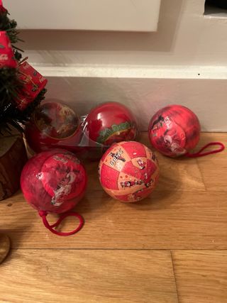 Árbol mini Coca Cola y bolas + 3 figuras