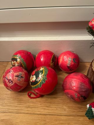 Árbol mini Coca Cola y bolas + 3 figuras