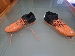 Scarpe da calcio Puma arancioni e nere