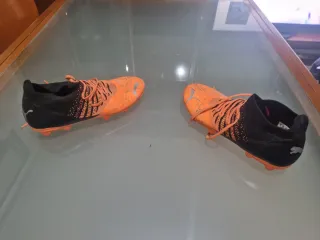 Scarpe da calcio Puma arancioni e nere