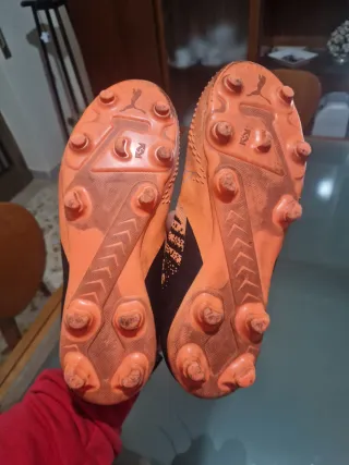Scarpe da calcio Puma arancioni e nere