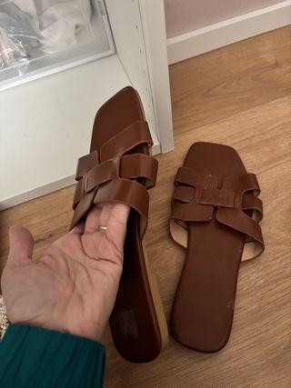 Chanclas marrones planas