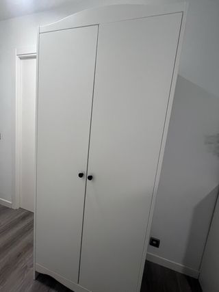 Armario infantil blanco con tiradores negros