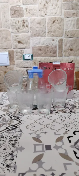 Caraffa e bicchieri in vetro