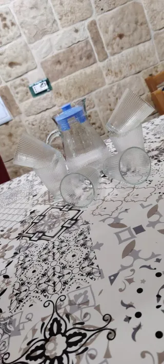 Caraffa e bicchieri in vetro