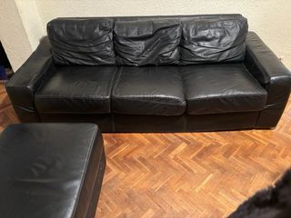 Sofá 3 plazas negro piel. se vende entero, con puf