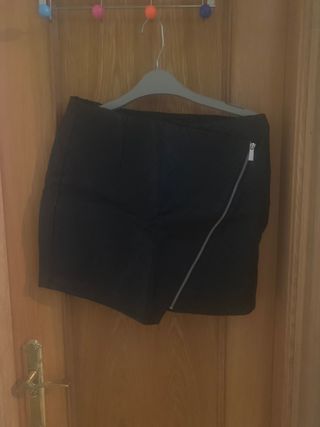 Falda negra con cremallera asimétrica