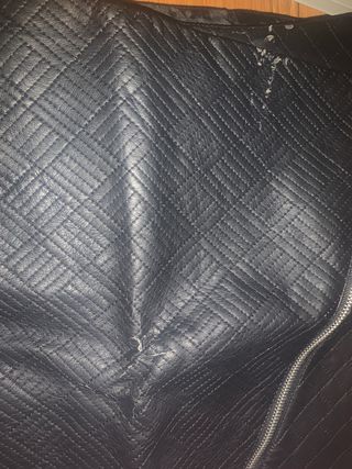 Falda negra con cremallera asimétrica