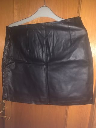 Falda negra con cremallera asimétrica