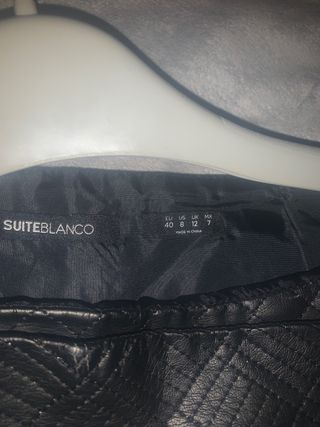 Falda negra con cremallera asimétrica