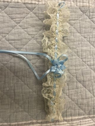 2 reggicalze di pizzo beige e azzurro con foulard