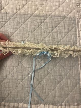 2 reggicalze di pizzo beige e azzurro con foulard